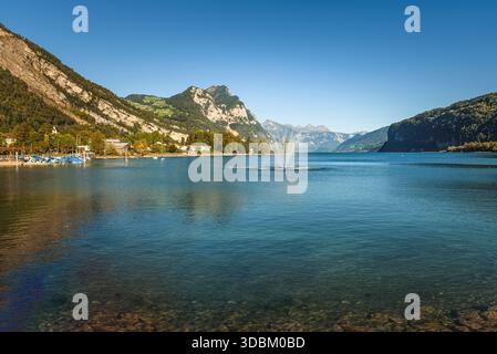 Vue sur le lac Walen depuis le bord du lac à Weesen, canton de réunis Gallen, Suisse Banque D'Images