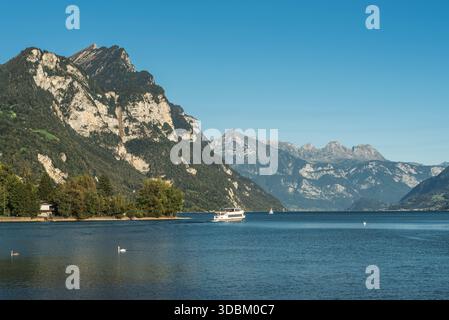 Vue sur le lac de Walen et les montagnes Churfirsten depuis le bord du lac à Weesen, canton de Gall, Suisse Banque D'Images