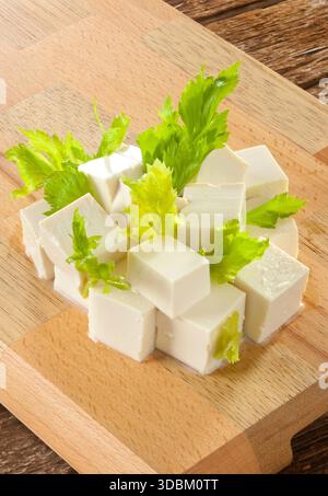 Des cubes de tofu frais planche à découper en bois. Banque D'Images