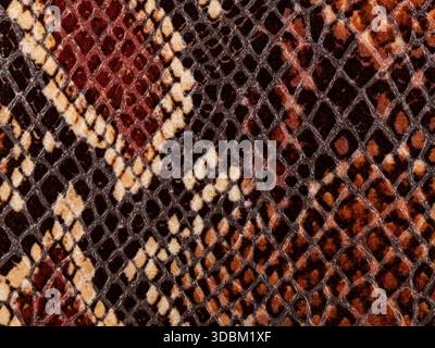 Résumé La texture de cuir synthétique, fond macro python. Banque D'Images