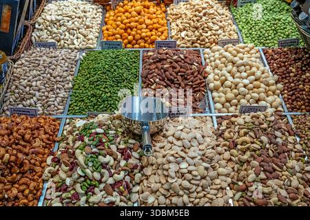 Différents types de noix et de fruits secs vus sur un marché à Barcelone, Espagne Banque D'Images