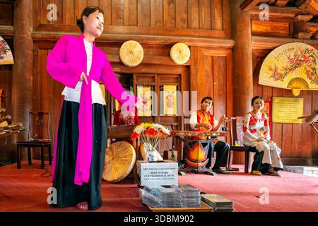Musiciens traditionnels vietnamiens jouant des instruments, Temple de la littérature, Hanoi, Vietnam Banque D'Images