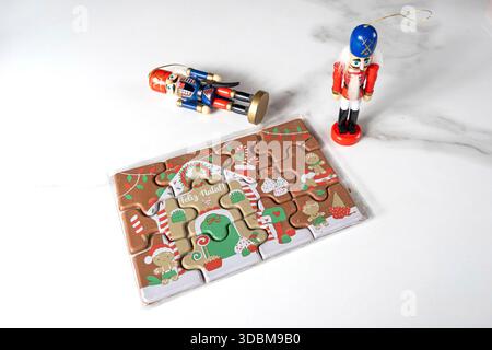 Puzzle au chocolat au lait à côté des poupées casse-noisettes. Banque D'Images