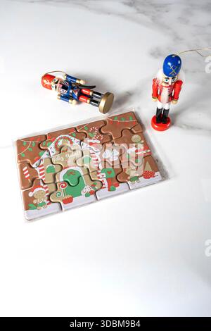 Puzzle au chocolat au lait à côté de casse-noisette dolls vertical. Banque D'Images