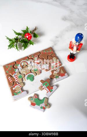 Puzzle au chocolat au lait à côté de casse-noisette doll vertical. Banque D'Images