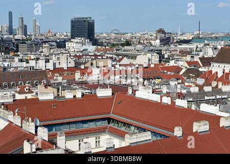Vue sur les toits de Vienne, Autriche, avec les tours de la ville du Danube (à gauche), la grande roue géante et la tour du Prater (à droite) Banque D'Images