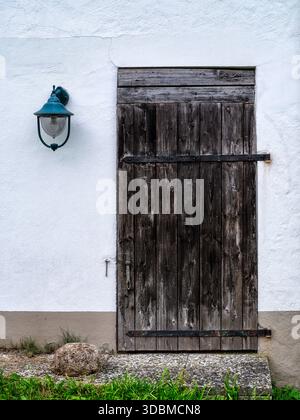 Vieille porte dans le port de Langballigau sur le fjord de Flensburg, Banque D'Images