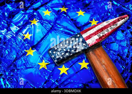 Marteau avec le drapeau américain sur le drapeau de l'UE en éclats, photo symbolique différend douanier et accord douanier entre l'UE et les États-Unis, photomontage Banque D'Images