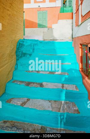 Ruelle peinte colorée, Chorio, île de Symi, îles du Dodécanèse, Grèce Banque D'Images