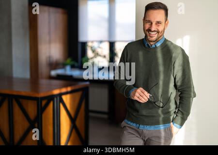 Heureux homme millénaire beau regardant dans la distance, rêvant méditant visualisant l'avenir Banque D'Images