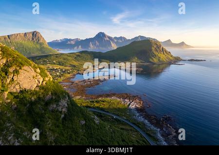 Vue aérienne de l'eau turquoise autour de Haukland et plage Vik en été pendant le soleil de minuit. Vestvagoy, Nordland, Îles Lofoten, Norvège. Banque D'Images
