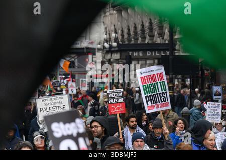 Manifestants lors d'une marche pro-Palestine. La marche a commencé à Piccadilly et s'est terminée par un rassemblement à Whitehall. Piccadilly, Londres, Royaume-Uni. 29 novembre 2025 Banque D'Images