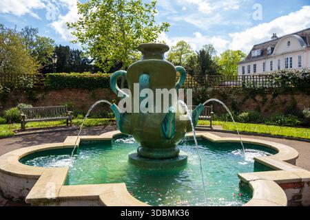 La fontaine Millenium dans le parc Cannizaro, créée par Richard Rome, Merton, Londres, Royaume-Uni Banque D'Images