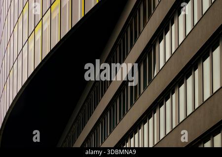 Détail ADAC siège Munich, Allemagne, Sauerbruch Hutton, le bâtiment combine une base arrondie de cinq étages avec une tour avec une façade en verre colorée ressemblant à une mosaïque, [M] Banque D'Images