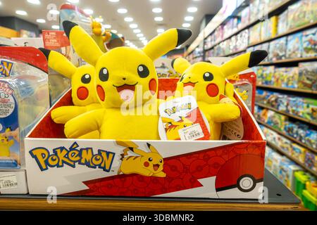 Pokemon Pikachu peluche jouet.on exposé dans le magasin de jouets Nezih à Istanbul, Turquie Banque D'Images
