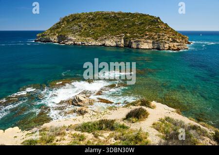Isla del Portitxol île et vagues se brisant sur les rochers du point de vue Mirador del Portichol (Jávea, Marina Alta, Alicante, mer Méditerranée, Espagne) Banque D'Images