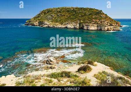 Isla del Portitxol île et vagues se brisant sur les rochers du point de vue Mirador del Portichol (Jávea, Marina Alta, Alicante, mer Méditerranée, Espagne) Banque D'Images