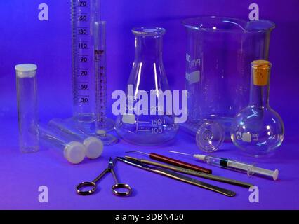 Appareils scientifiques/médicaux, y compris la verrerie, les éprouvettes graduées, les flacons, les instruments. Banque D'Images