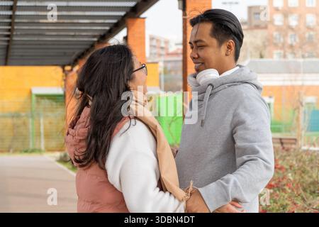 Couple philippin asiatique tenant la main le jour de la Saint-Valentin à l'extérieur Banque D'Images