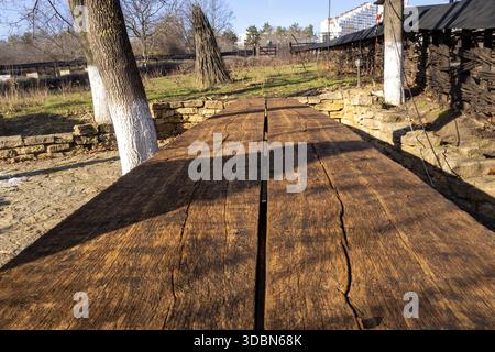 Table de pique-nique en bois vieilli en gros plan Banque D'Images