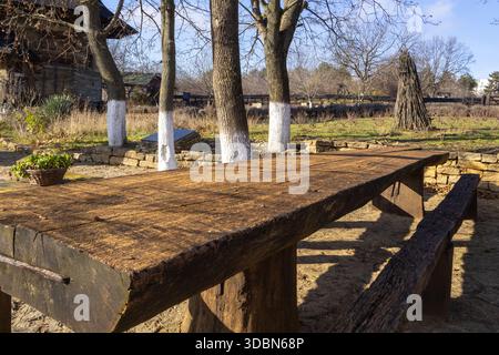Table de pique-nique en bois vieilli en gros plan Banque D'Images