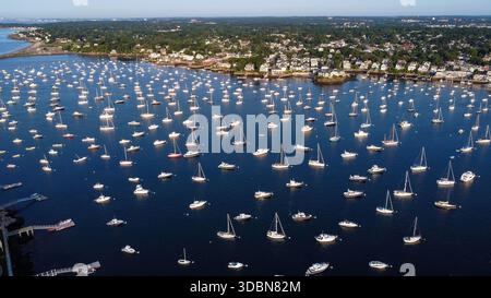 Marblehead Harbor à Marblehead, Massachusetts. Un grand plan d'eau avec de nombreux bateaux flottant dessus. Les bateaux sont de différentes tailles et couleurs. Le s Banque D'Images