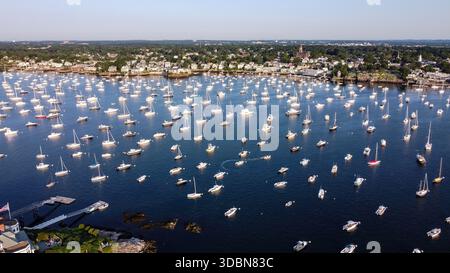 Marblehead Harbor à Marblehead, Massachusetts. Un grand plan d'eau avec de nombreux bateaux flottant dessus. Les bateaux sont de différentes tailles et couleurs. Le s Banque D'Images