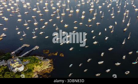 Marblehead Harbor à Marblehead, Massachusetts. Un grand plan d'eau avec de nombreux bateaux flottant dessus. Les bateaux sont de différentes tailles et couleurs. Le s Banque D'Images