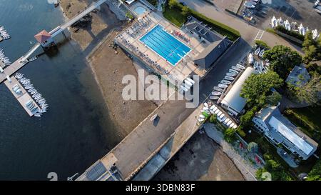 Marblehead Harbor à Marblehead, Massachusetts. Un grand plan d'eau avec de nombreux bateaux flottant dessus. Les bateaux sont de différentes tailles et couleurs. Le s Banque D'Images