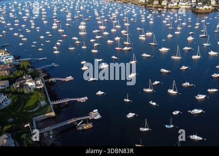 Marblehead Harbor à Marblehead, Massachusetts. Un grand plan d'eau avec de nombreux bateaux flottant dessus. Les bateaux sont de différentes tailles et couleurs. Le s Banque D'Images