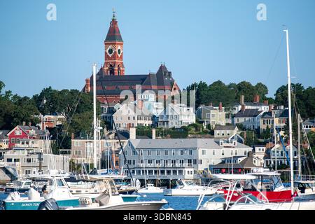 Marblehead Harbor à Marblehead, Massachusetts. Un grand plan d'eau avec de nombreux bateaux flottant dessus. Les bateaux sont de différentes tailles et couleurs. Le s Banque D'Images
