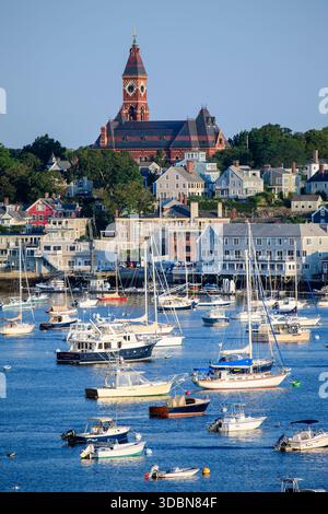 Marblehead Harbor à Marblehead, Massachusetts. Un grand plan d'eau avec de nombreux bateaux flottant dessus. Les bateaux sont de différentes tailles et couleurs. Le s Banque D'Images