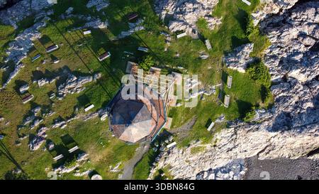 Un phare est vu au loin au-dessus d'un plan d'eau. L'eau est pleine de bateaux, et le ciel est clair et bleu. Marblehead Harbor à Marblehead, Banque D'Images