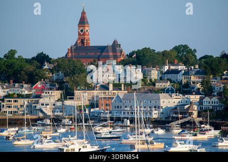 Marblehead Harbor à Marblehead, Massachusetts. Un grand plan d'eau avec de nombreux bateaux flottant dessus. Les bateaux sont de différentes tailles et couleurs. Le s Banque D'Images