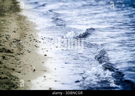 Vagues de la mer Baltique sur la plage de Haffkrug, Scharbeutz, Schleswig-Holstein, Allemagne Banque D'Images
