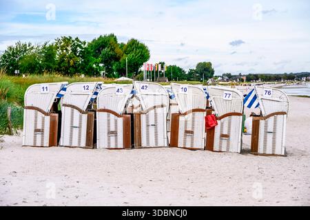 Chaises de plage ramassées pour enlèvement à la fin de la saison estivale à Scharbeutz, Schleswig-Holstein, Allemagne Banque D'Images