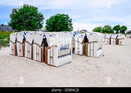Chaises de plage ramassées pour enlèvement à la fin de la saison estivale à Scharbeutz, Schleswig-Holstein, Allemagne Banque D'Images
