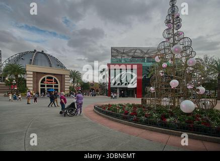 Orlando, Floride, États-Unis, 9 décembre 2025 :Disney Springs au Walt Disney World Resort. Photo de l'après-midi montrant le magasin Coca-Cola et Planet Hollywood Banque D'Images