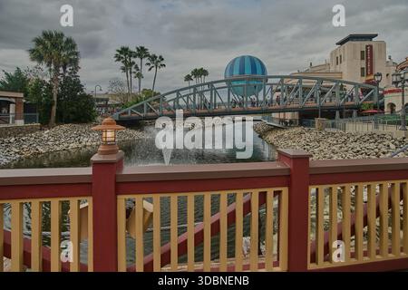 Orlando, Floride, États-Unis, 9 décembre 2025 :Disney Springs au Walt Disney World Resort. Photo de l'après-midi montrant le ballon Aerophile Banque D'Images