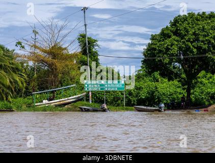 Tortuguero, Costa Rica - 8 novembre 2025 : panneau de direction et bateaux par voie navigable sur le système de canaux près du parc national Banque D'Images
