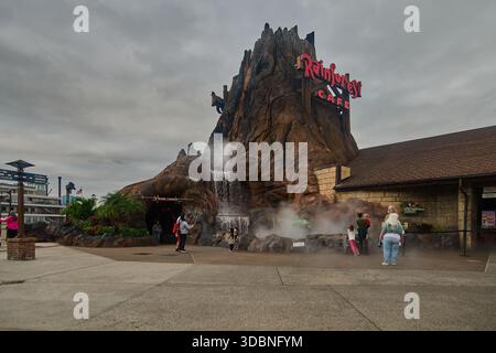 Orlando, Floride, États-Unis, 9 décembre 2025 :Disney Springs au Walt Disney World Resort. Photo de l'après-midi montrant le café Rainforest Banque D'Images