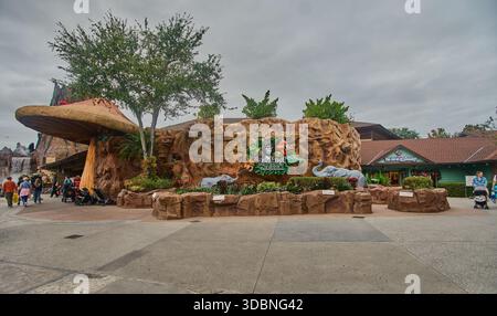 Orlando, Floride, États-Unis, 9 décembre 2025 :Disney Springs au Walt Disney World Resort. Photo de l'après-midi montrant le café Rainforest Banque D'Images