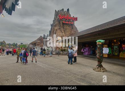 Orlando, Floride, États-Unis, 9 décembre 2025 :Disney Springs au Walt Disney World Resort. Photo de l'après-midi montrant le café Rainforest Banque D'Images