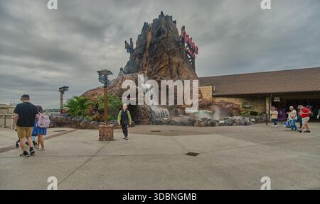 Orlando, Floride, États-Unis, 9 décembre 2025 :Disney Springs au Walt Disney World Resort. Photo de l'après-midi montrant le café Rainforest Banque D'Images