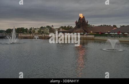 Orlando, Floride, États-Unis, 9 décembre 2025 :Disney Springs au Walt Disney World Resort. Prise de vue de l'après-midi montrant une éruption volcanique depuis le Rainforest Café Banque D'Images