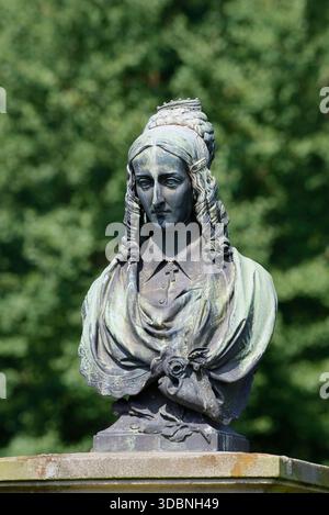 Buste d'Annette von Droste-Hülshoff dans le parc du château de Hülshoff, Havixbeck, Münsterland, Rhénanie du Nord-Westphalie, Allemagne Banque D'Images