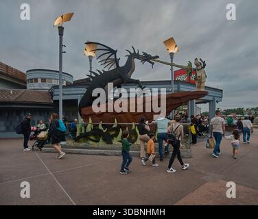 Orlando, Floride, États-Unis, 9 décembre 2025 :Disney Springs au Walt Disney World Resort. Photo de l'après-midi montrant l'entrée du magasin LEGO Banque D'Images