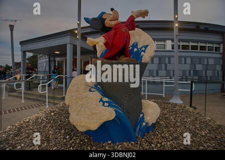 Orlando, Floride, États-Unis - 9 décembre 2025 : Disney Springs au Walt Disney World Resort. Photo de l'après-midi montrant la statue de Mickey Mouse Lego devant le magasin LEGO Banque D'Images