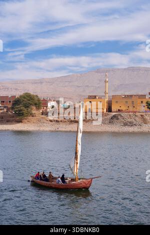 Felucca sur le Nil près d'Esna, Egypte Banque D'Images
