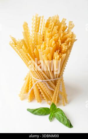 La Mafaldine, également connue sous le nom de reginette (italienne pour les petites reines) ou simplement mafalda ou mafalde, est un type de pâtes en forme de ruban. Banque D'Images